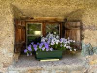 Geschmücktes Fenster im Almgebäude
